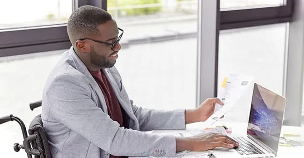 Hombre sentado en un escritorio con una computadora abierta aprendiendo cómo limpiar datos en Excel