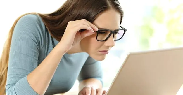 Mujeres sosteniendo sus gafas cerca de la pantalla de una computadora y leyendo sobre cómo seleccionar filas alternas en Excel