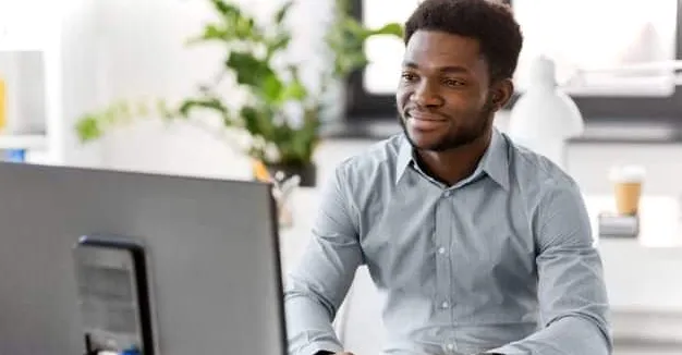 Hombre frente a la computadora aprendiendo cómo eliminar espacios iniciales en Excel