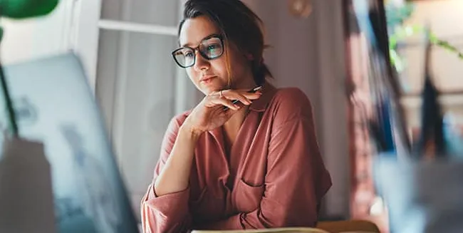 Imagen de una mujer pensando en qué habilidades de Excel buscan los empleadores